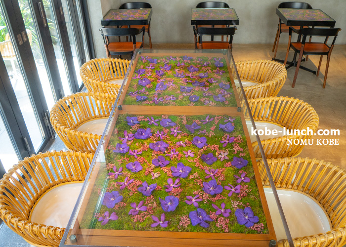Nomu Kobe 百花繚乱な花のテーブルで素敵カフェを エストネーション神戸 神戸ランチドットコム