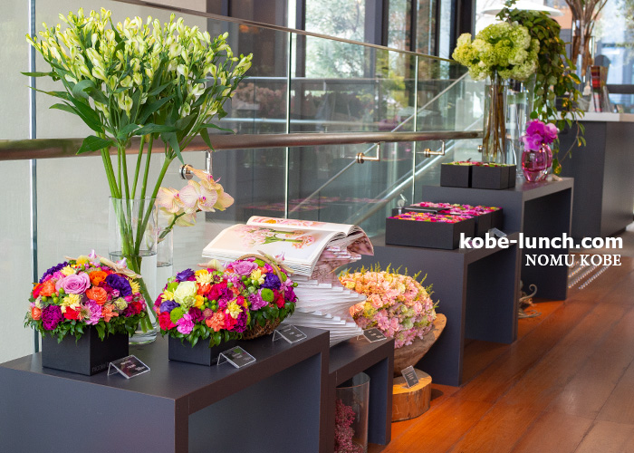 閉店予定 Nomu Kobe 百花繚乱な花のテーブルで素敵カフェを エストネーション神戸 神戸ランチドットコム