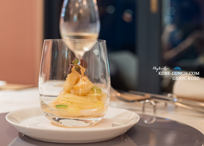 淡路鱧のフリットを添えた 桃の冷製カッペリーニ