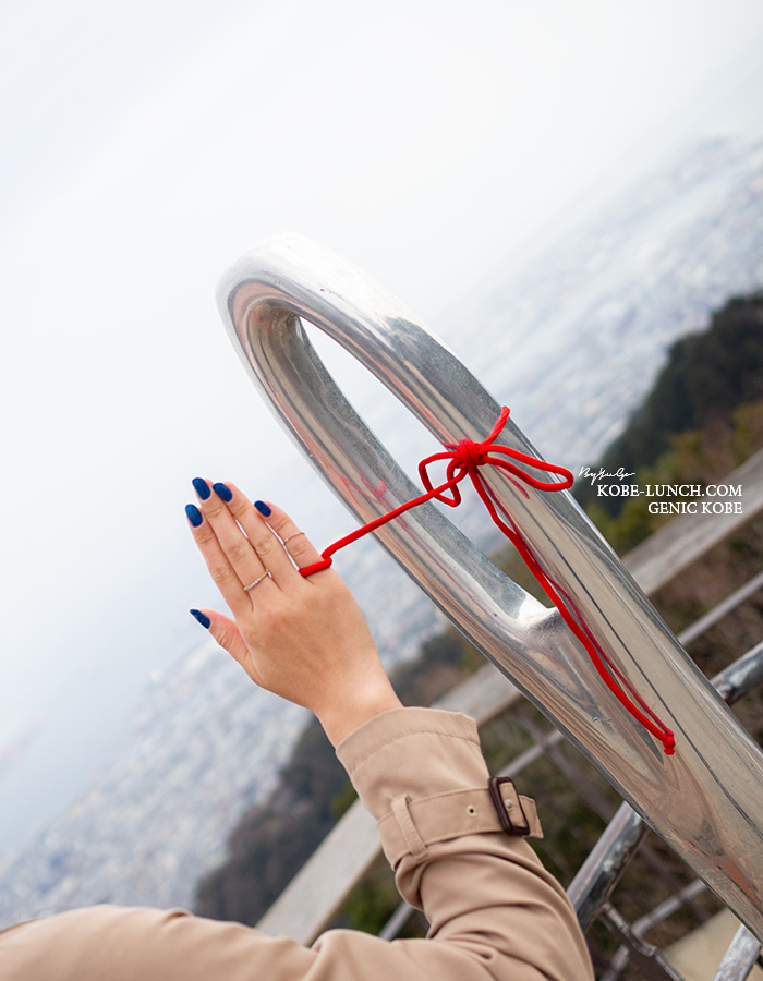 掬星台の針のモニュメント 赤い糸