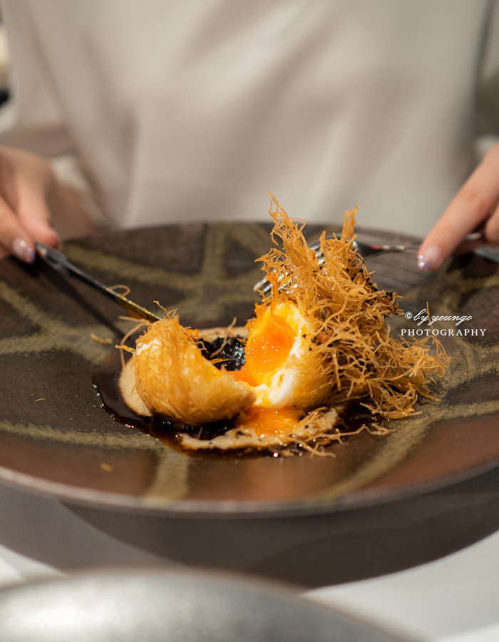 龍の卵  カダイフを纏わせ揚げた濃厚でコクのある卵と 特製ソース・牛の赤ワイン煮込み